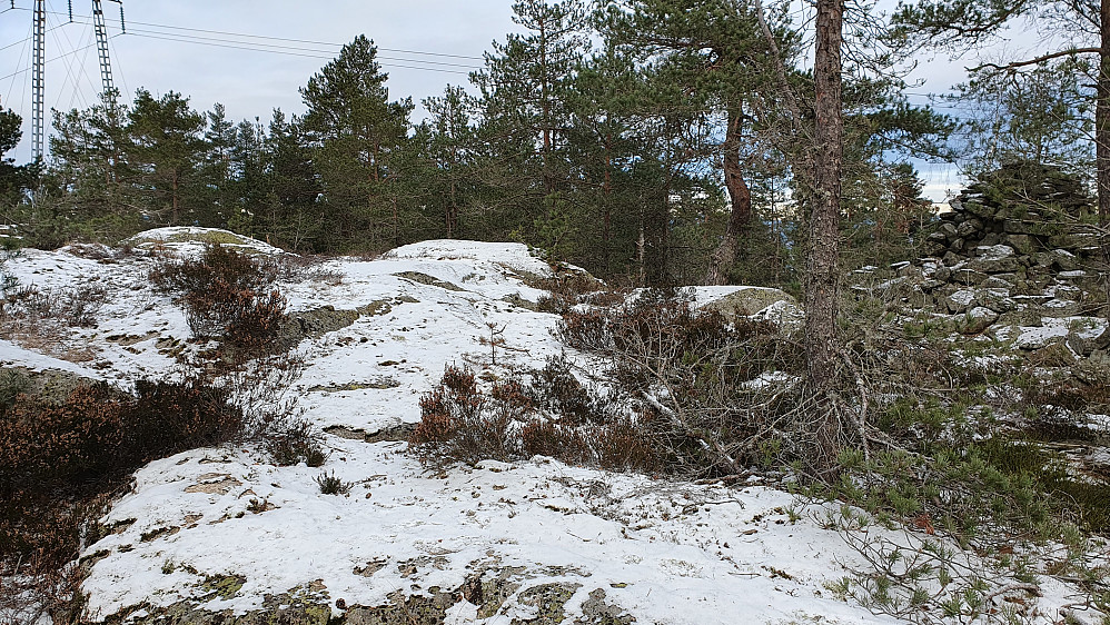 Toppområdet på Tråkfjell (212). Den store varden ses lengst til høyre i bildet.