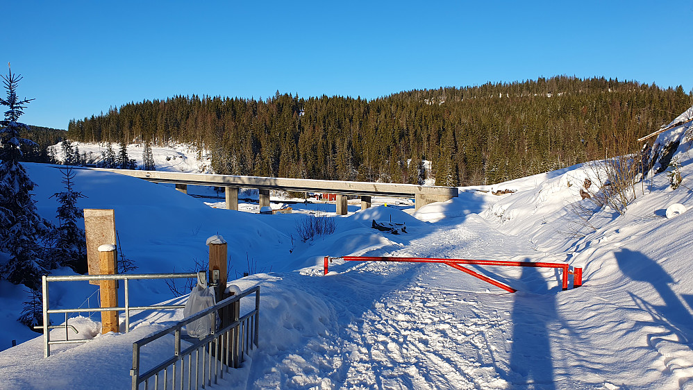 Ved denne røde bommen startet skiløypa. Parkeringen var på andre siden av E16. Skiene måtte bæres nesten 200 meter fra parkeringsplassen.