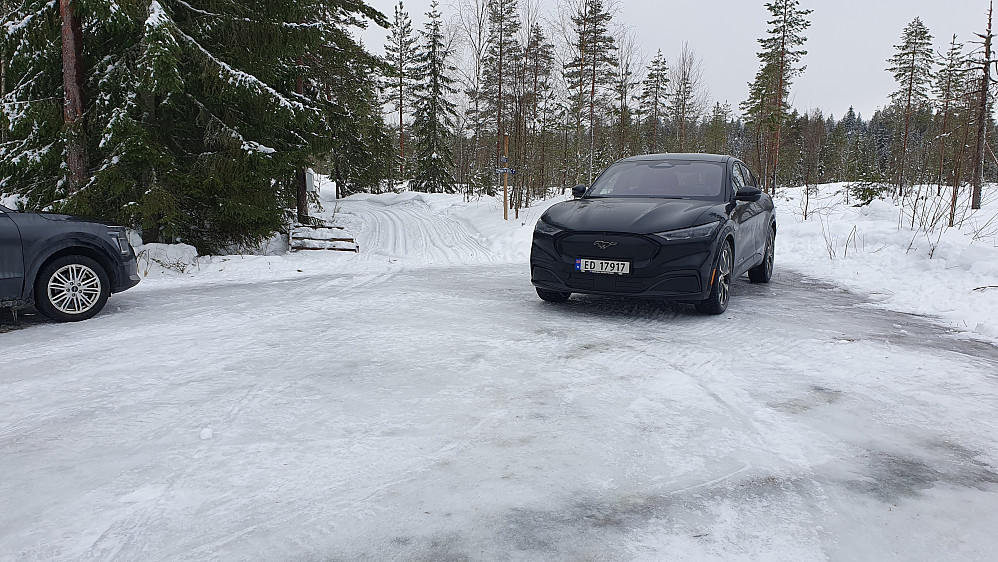 Plassen hvor jeg parkerte. Det sto en bil her fra før da jeg kom. Den oppkjørte skiløypa ses mellom bilene.