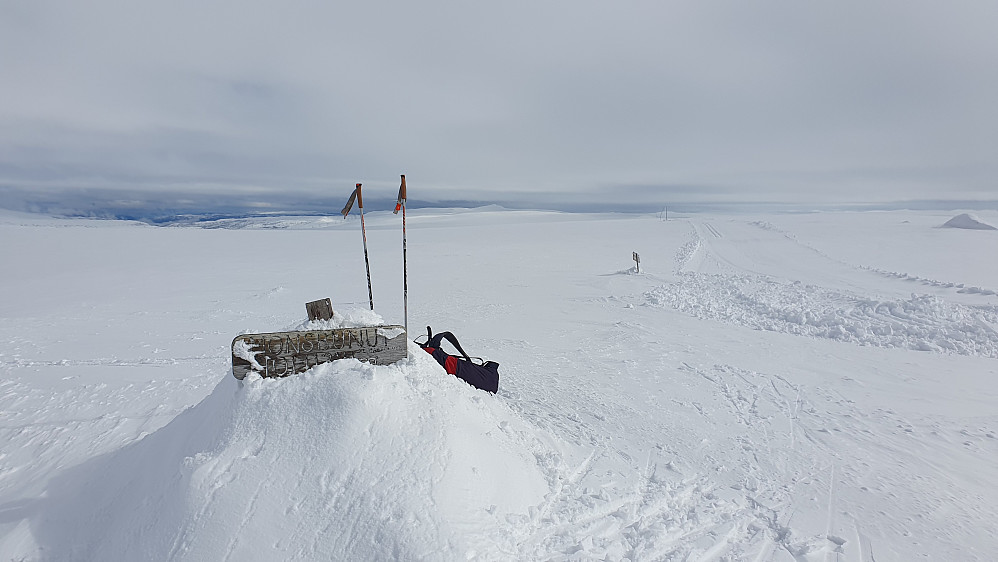 På Monsbunuten (1322), hvor det var kjørt opp skispor så å si helt til topps. Aller høyeste punkt er egentlig utenfor høyre bildekant.