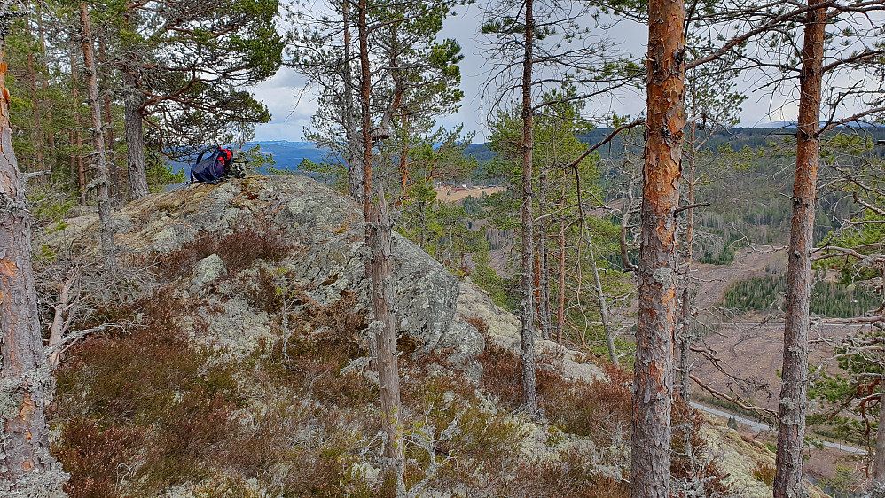 Sekken min ligger på toppen av Lysthuskollen (354). Fylkesvei 3346 (Årlifossvegen) ses nedenfor til høyre.