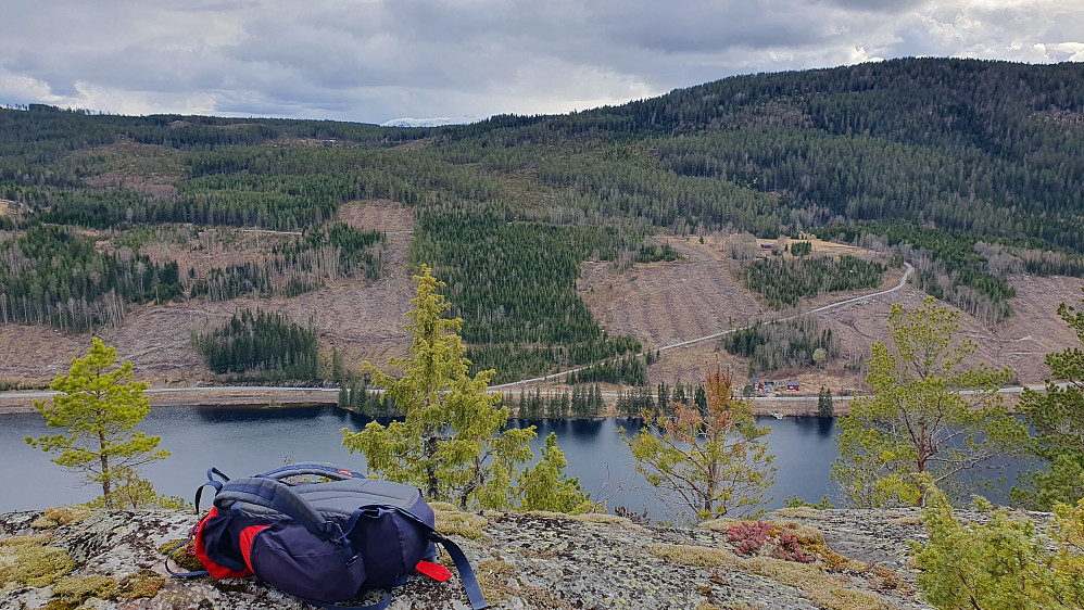 Sekken min ligger på toppen av Baklihova (324). Bildet tatt mot sørvest. Langt bak og litt til venstre ses en snødekt topp i Lifjell.