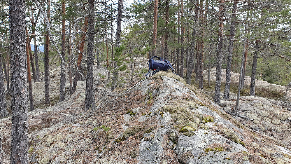 Denne bergknausen er markert med høyden 324.8 på kartet på Mørkufs Øst. Det jevnhøye punktet ses litt lengre bak, like til venstre for ryggsekken.