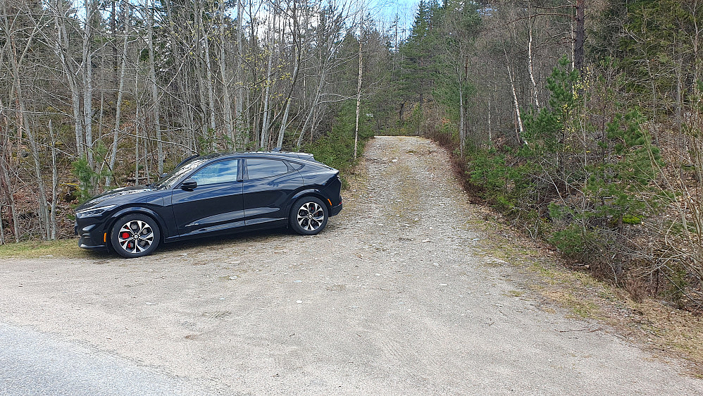 Jeg parkerte nede ved hovedveien. Snuplassen er på bakketoppen, så man sparer ikke mange meterne på å kjøre den dårlige veien opp.