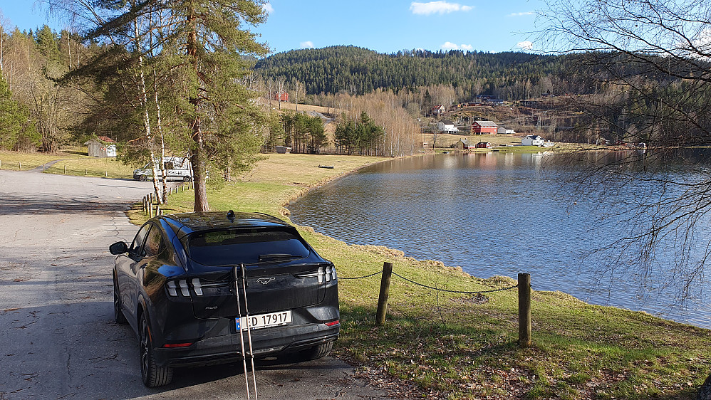 Nomestrand med tilhørende parkeringsplass.