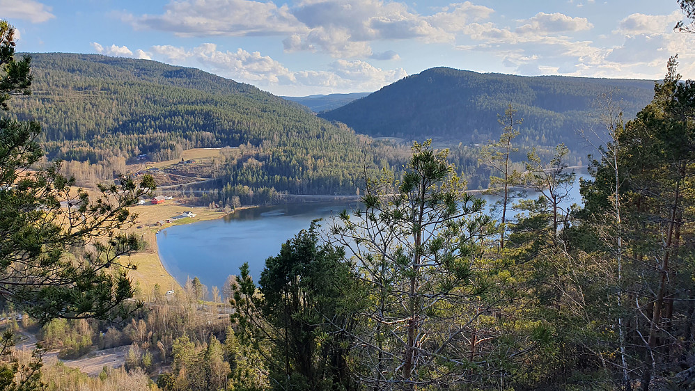 Utsikt fra Harpås (209). Nede til venstre ses Nomestrand. Bak og til høyre i bildet, er Øygardsfjellet (349).