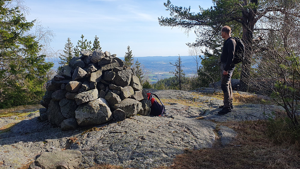 Øyvind ved toppvarden på Skrehelle (553).
