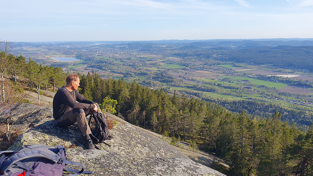 Øyvind på Vestre Skrehelle utsiktspunkt. I bakgrunnen er bl.a. Skien.