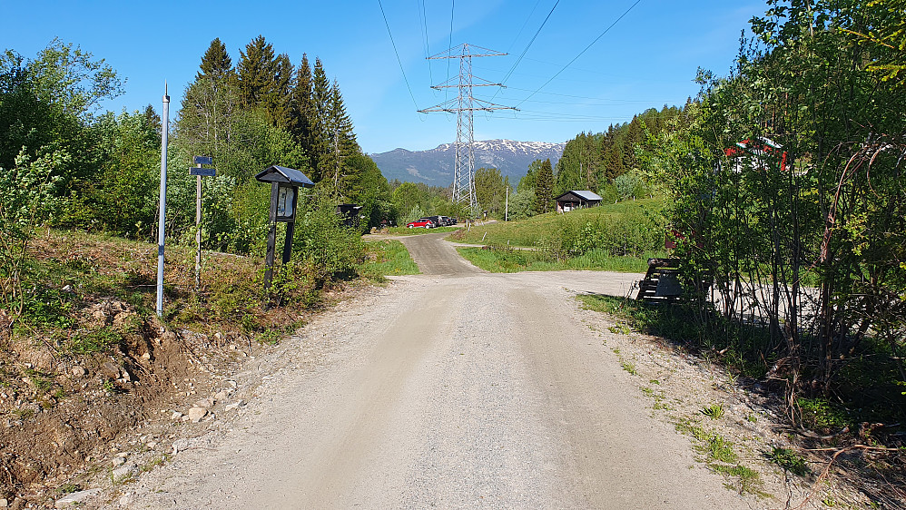 Jeg har nettopp begynt å gå, og ser tilbake mot Roheim parkering hvor det nå sto 4 biler parkert.