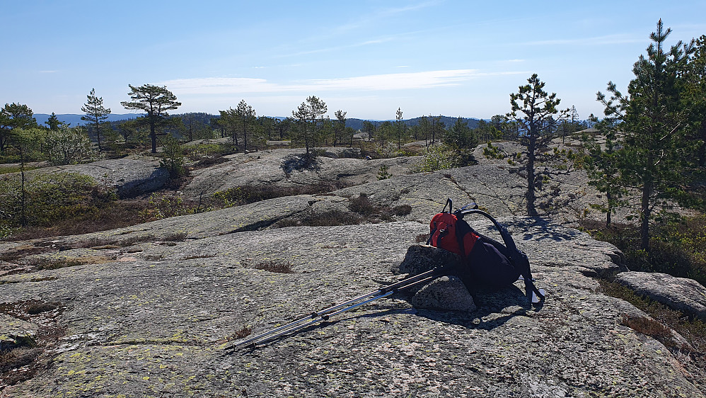 Veldig liten toppvarde på Maskat (690). Bildet tatt mot sørøst. Man ser litt av Skautstein (700) bak til venstre, og Skåråfjell (679) litt til høyre for midten av bildet.