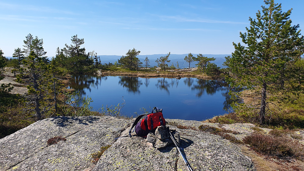 Toppunktet på Maskat (690), med det lille tjernet jeg måtte gå rundt rett før jeg nådde toppen.