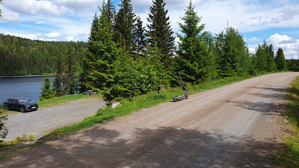 Bilen min står nede til venstre, på Damtjern p-plass. Elsparkesykkelen min står klar på Storflåtaveien, som var meget fin å kjøre på.