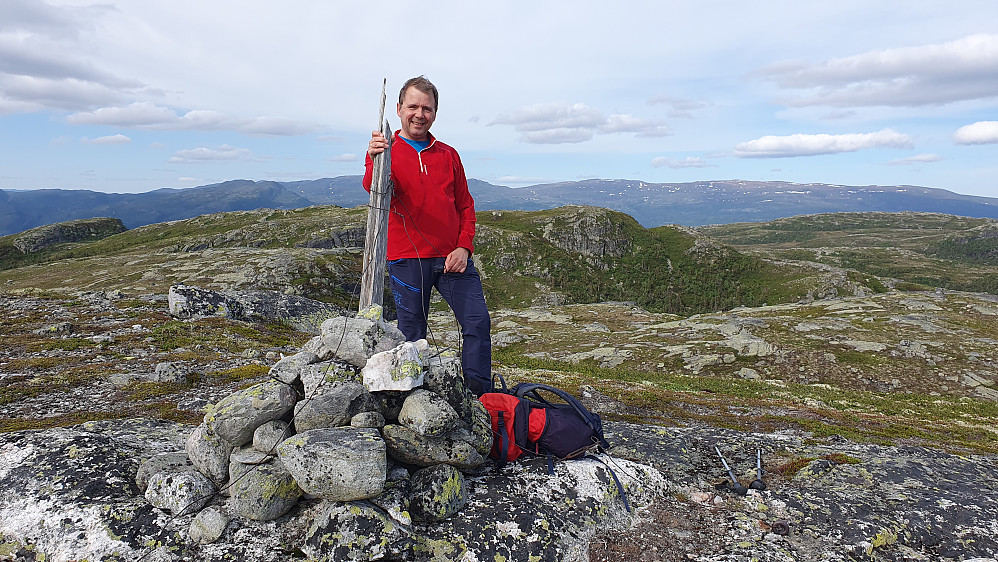 På høyeste Søtelifjellet (1071). Litt lengre bak, både til høyre og venstre for meg, ses noen av de neste toppene vi skulle besøke. Lengst bak er Norefjell.