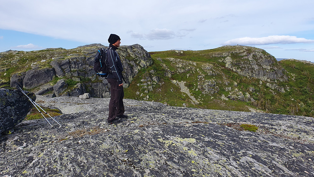 Vi er på Søtelifjellet Nord (1048). Toppen i bakgrunnen like til venstre for nakken til Øyvind, er Skriutjennfjellet (1067). Til høyre ses varden på Teigegardåsan (1067).
