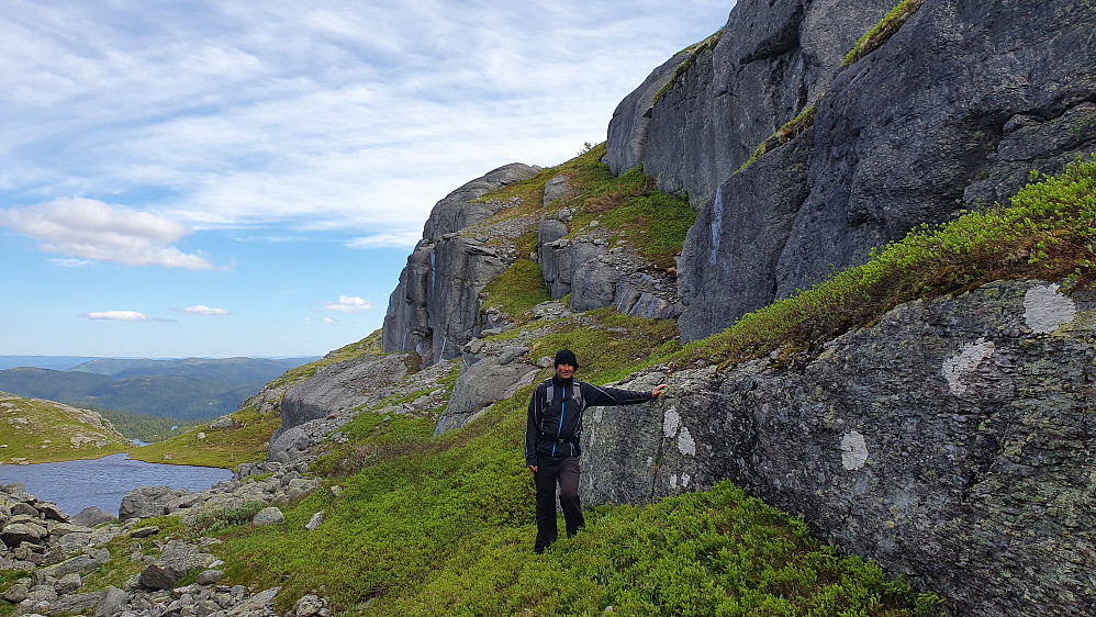 For å komme ned i Angerskar fra Søtelifjellet Nord (1048), benyttet vi hylleformasjonene over hodet til Øyvind.