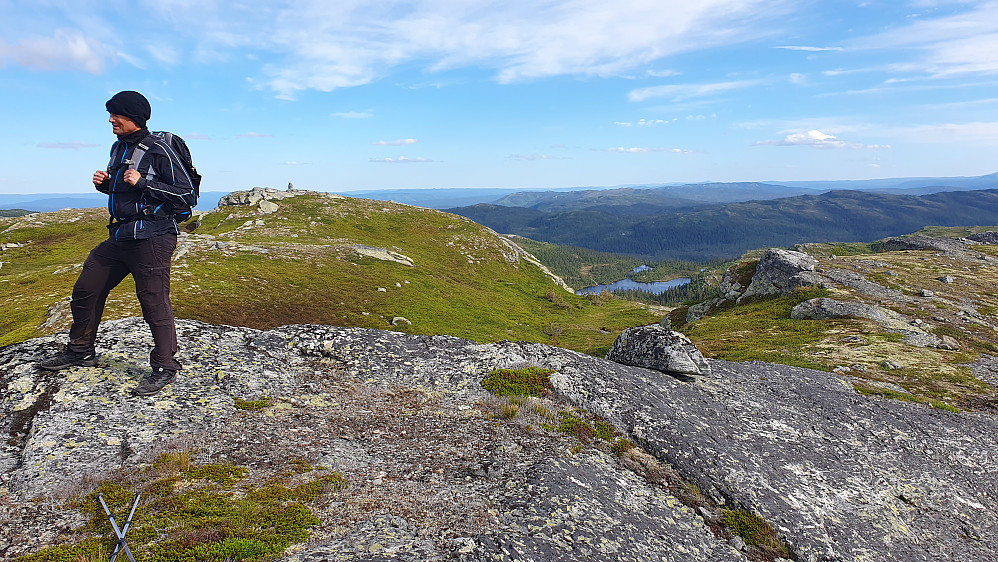 Vi er på toppen av Skriutjennfjellet (1067). Bak og like til høyre for Øyvind er den jevnhøye Teigegardåsan (1067). For øvrig ses en del av Trillemarka til høyre i bildet.