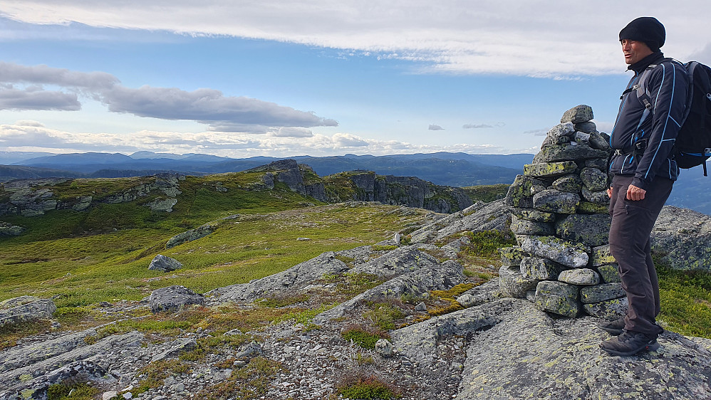 Ved toppvarden på Teigegardåsan (1067). Høyeste bergknaus litt lengre bak, er Skriutjennfjellet (1067).