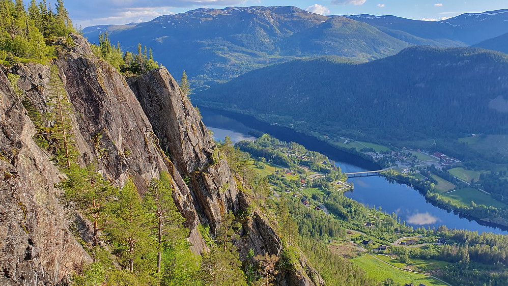 Her står jeg på nordsiden av juvet. Brua nede i dalen går fra fylkesvei 40 og over til bl.a. Nore kyrkje.