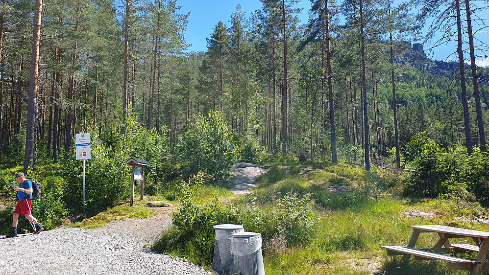 Stiens start fra parkeringen. Oppe til høyre ses litt av Gygrestolen.