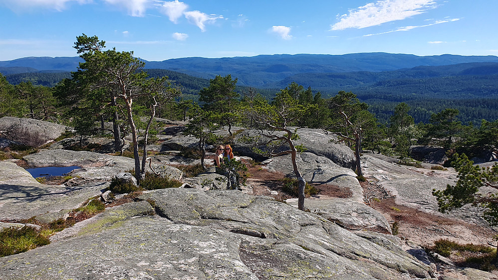På Gygrestolfjellet. Her hadde jentene ventet en stund da Erling og jeg kom ruslende.