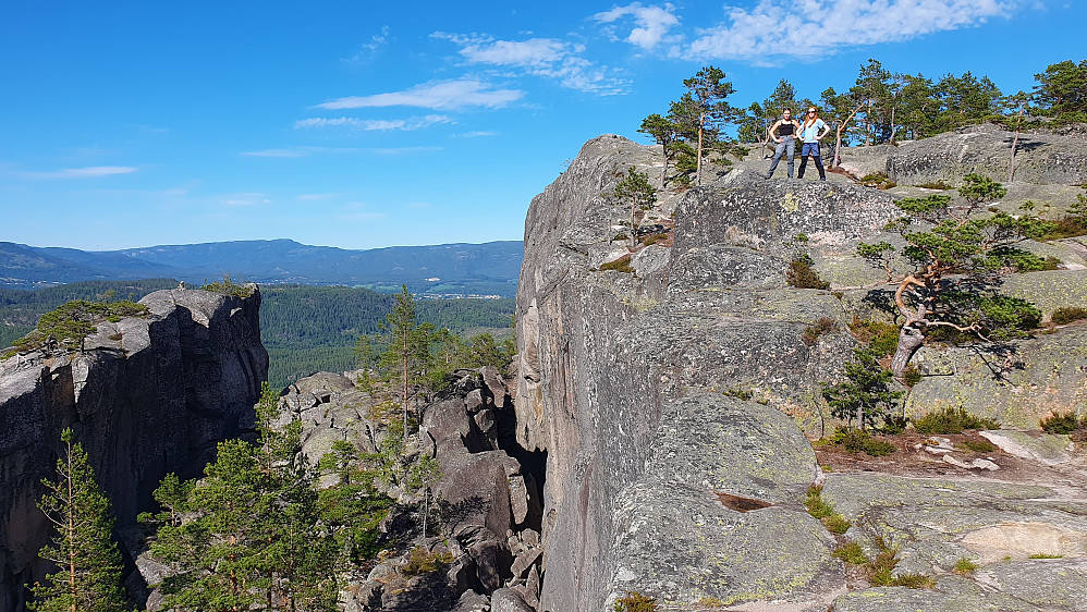 Litt av det forrevne landskapet på Gygrestolen/Gygrestolfjellet. I bakgrunnen ses den øverste bebyggelsen rundt Bø.
