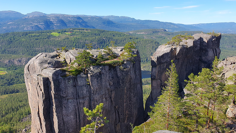 De to tårnene "Gamla" og "Gubben". Sistnevnte er til høyre. I bakgrunnen og oppe til venstre er litt av Lifjell.