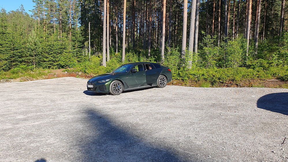 Tilbake på parkeringsplassen, hvor jentene også måtte vente på oss som dannet baktroppen.