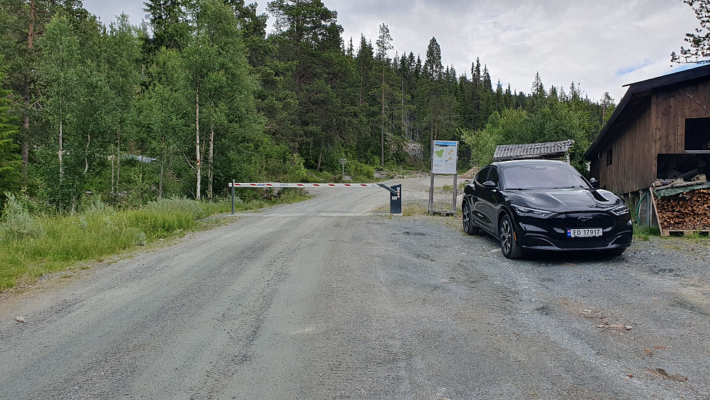 Hyttebommen på Fjellsetvegen. Kjekt med en automatisk bom istedenfor de gamle hvor man måtte styre med hengelås.
