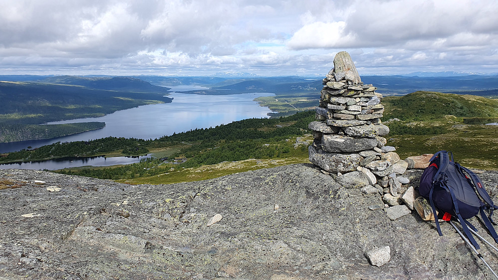 Akkurat mens jeg sto på toppen Sørvest for Skridunattan (1170) tittet sola fram et par minutter. Nedenfor til venstre ses Tunhovdfjorden med Pålsbufjorden lengre bak.