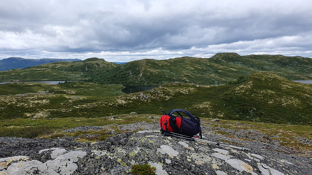 Sekken min ligger på toppen Nord for Butjønnatten (1143). Høyeste topp i bakgrunnen til høyre, er Skridunattan (1188). Bildet tatt rett mot vest.