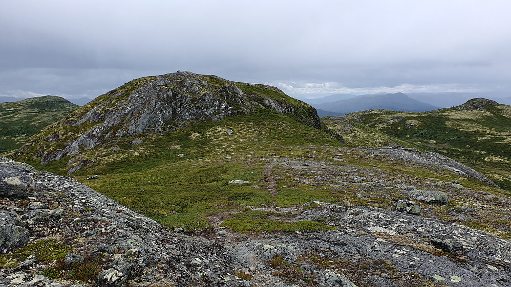 Snart på toppen av Skridunattan (1188), som er kollen litt til venstre. Lengre bak og helt til venstre ses Butjønnatten (1192). Lengst til høyre er Sørvest for Skridunattan (1170).