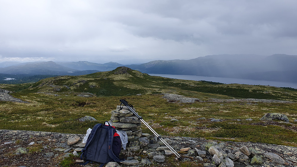 Toppvarden på Skridunattan (1188). Bildet tatt mot sørvest. Lengre bak og rett over toppvarden, ses turens første topp, Sørvest for Skridunattan (1170).