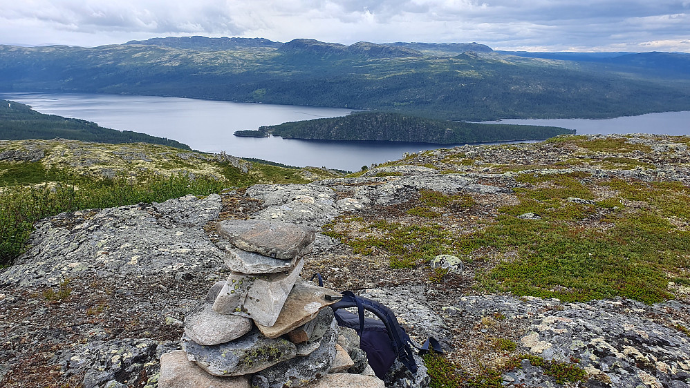 På toppen av Sundbuliåsen (1134). Utsikt mot sørvest. På andre siden av Tunhovdfjorden ses bl.a. Nutenutan (1296) og Fauskofjellet (1369).