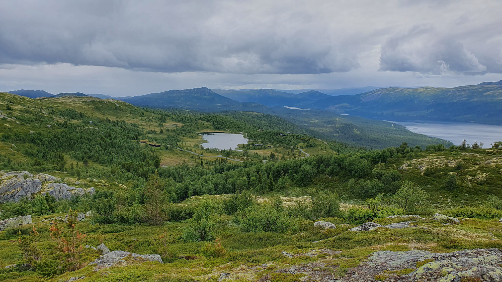 På vei ned fra Sundbuliåsen (1134). Utsikt mot sør. Vannet midt i bildet er Fjellsettjønn, som jeg passerte på sørsiden av tidlig på turen.