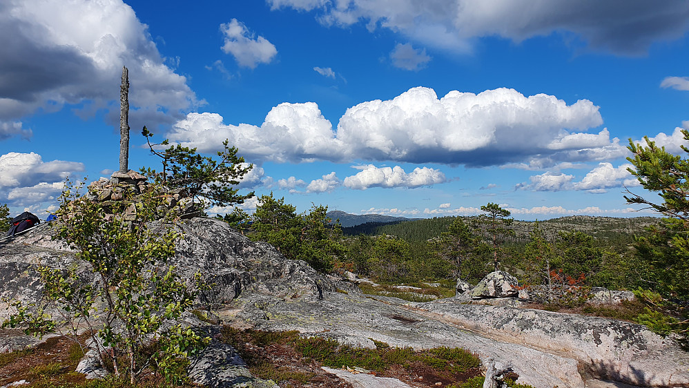 På toppen av Fjellstulfjellet (786). Langt bak og midt i bildet, ses Jonsknuten (904).