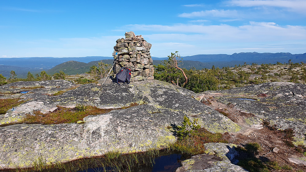 Toppvarden på Vinbekkhorn (778). Bildet tatt mot øst/sørøst. Skrimfjella ses bakerst og helt til høyre.
