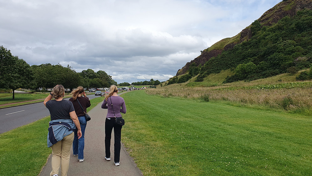 Turen startet med spasering på gangvei. Dynamic Earth ligger utenfor venstre bildekant.