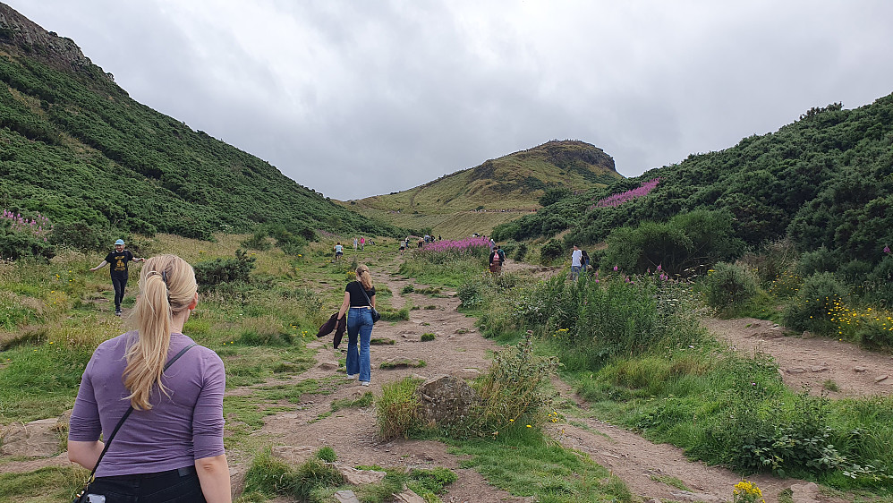 Bred sti mot Arthur's Seat (251). Mye folk underveis, og oppe ved toppen.