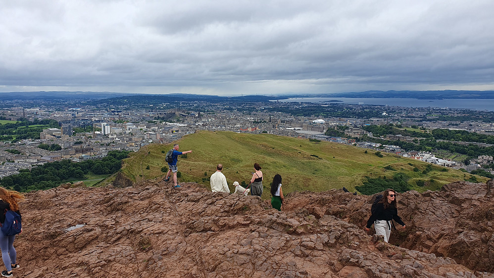 Utsikt mot Edinburgh sentrum fra toppen av Arthur's Seat (251).