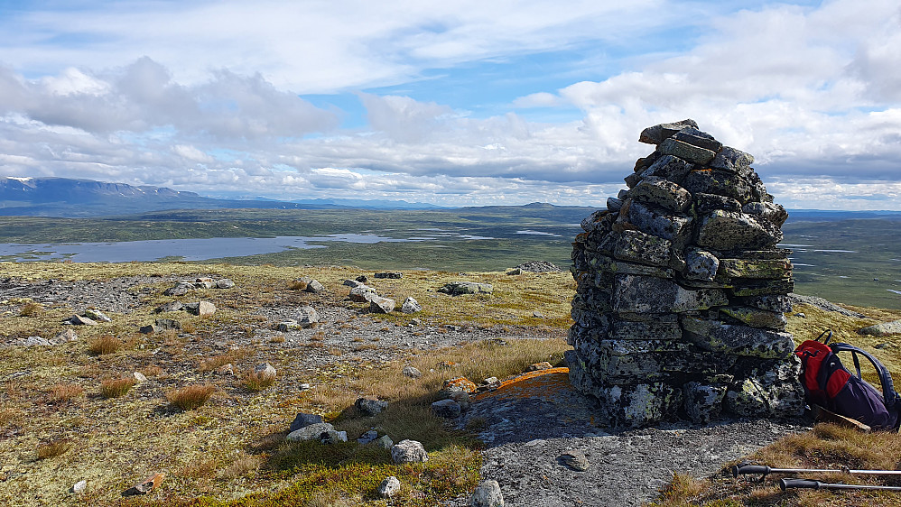 Toppvarden på Store Grønenuten (1382). Utsikt tilbake mot Tuva, som ligger temmelig nøyaktig midt i bildet, på oversiden av alle de små vannene.