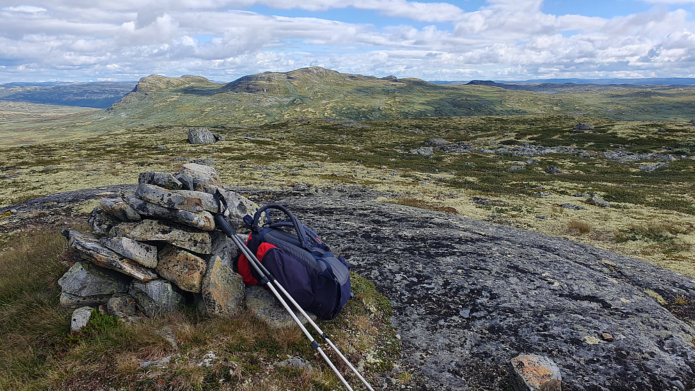 På toppen av Kortenuten (1312), med tilbakeblikk mot Bjordalsnutan (1382). Den lille toppen med skygge lengre til høyre, er Situnuten (1316).
