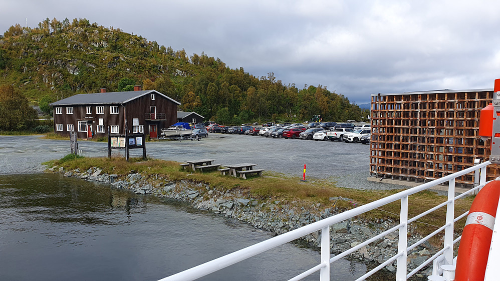 Parkeringsplassen for de som skal ta båten til Mogen.