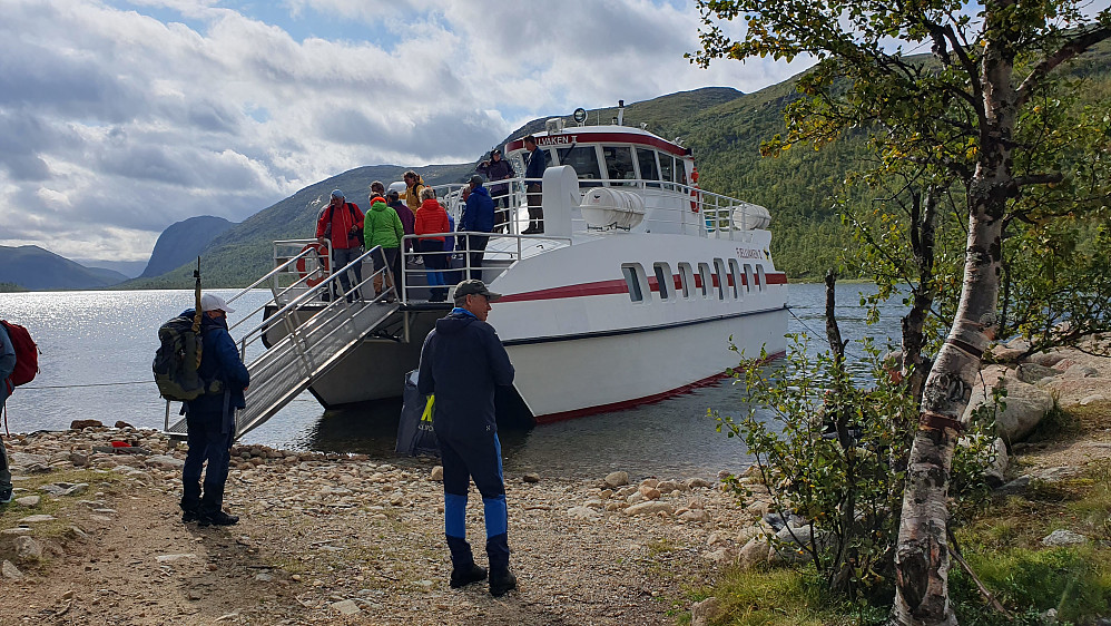 M/B Fjellvåken, der den legger til land en snau kilometer sørøst for Mogen. Når vannstanden er lav legger båten til ved gården Liset lengre sørøst.