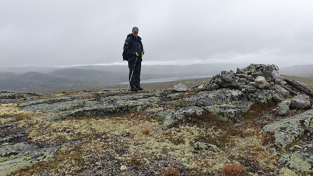 Kort pause på toppen av Skjerhølnuten (1373) før retur til Lågaros. Vannet bak Erling er Geitvatnet, og til venstre for han ses Melrakknutan (1343).