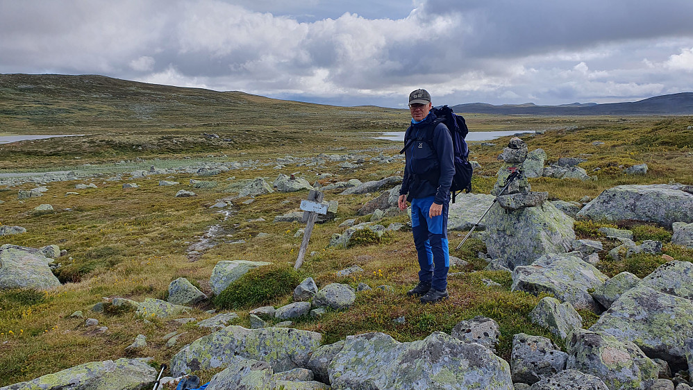 Erling i krysset ved Elsjåen, hvor stien fra Lågaros møter stien mellom Sandhaug og Mogen. Bildet tatt østover.