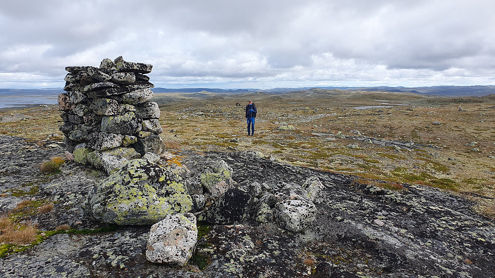 Erling har få meter igjen til toppvarden på Langebueggi (1407). Bildet tatt mot nordøst.