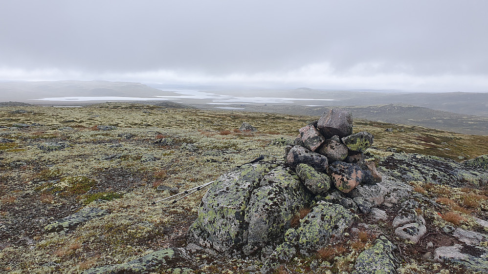 Varden på toppen Sørøst for Lågaros (1353). I bakgrunnen midt i bildet, og på hitsiden av det store vannet, ses Lågaros.