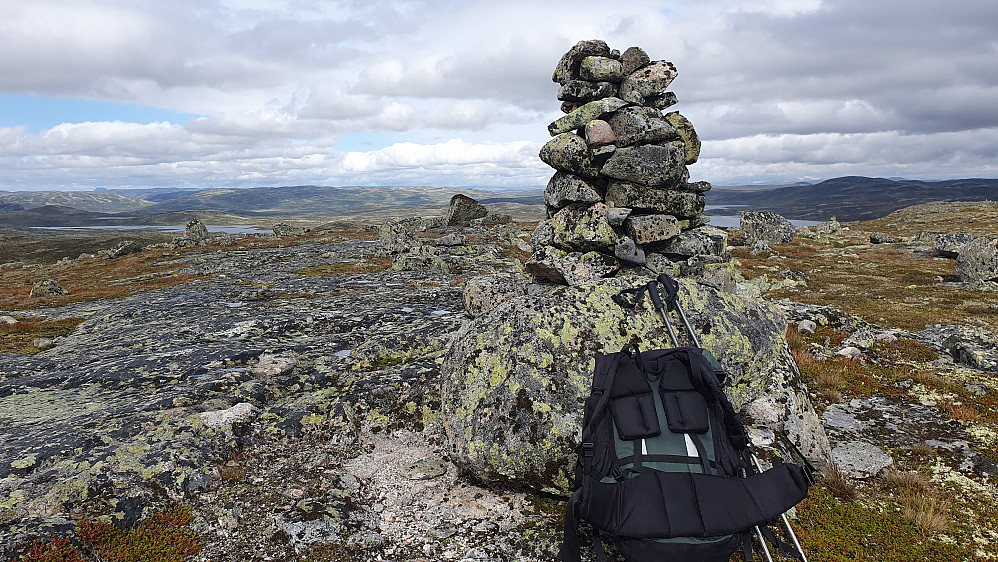 Toppvarden på Gryslehovda (1377). Bildet tatt mot nordvest. Fjellet som har skygge bak til høyre, er Storhellertjønnhovda (1389). Langt bak til venstre ses Hårteigen (1689).