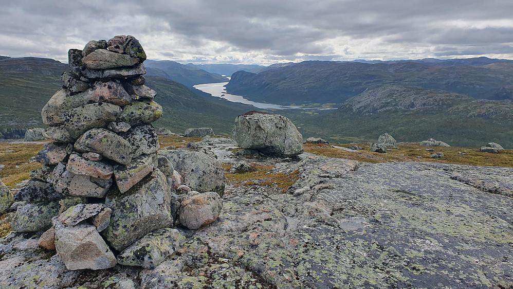 På toppen av Gryslehovda (1377), med utsikt nedover mot bl.a. Vinjefjorden, den nordligste delen av Møsvatn.