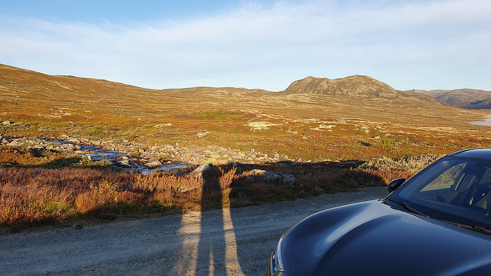 Til høyre er Johovda (1305), sett fra parkeringen. Noen meter foran meg renner Sandbuåe, som var grei å komme over nå.